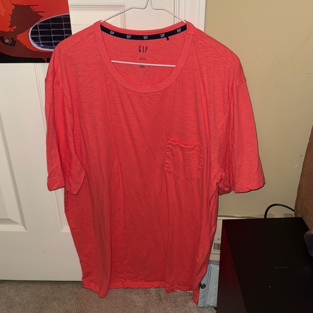 GAP Men's Bright Coral Short Sleeve Tee